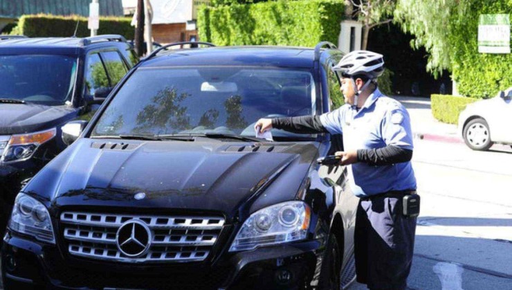 Paparazzi flagraram o momento em que a Mercedes ML do ator recebeu multa