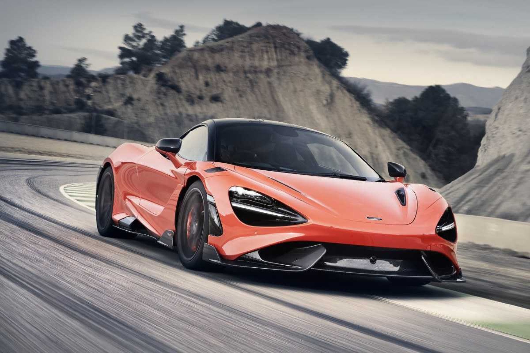 A McLaren 765LT possui um V8 4.0 biturbo de 765 cv e 81,5 kgfm 