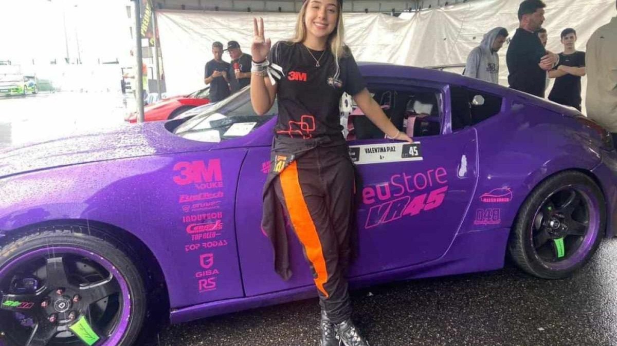 Aos 16 anos, ‘Princesa do Drift’ aposta em Nissan 370z durante evento automobilístico no RJ
