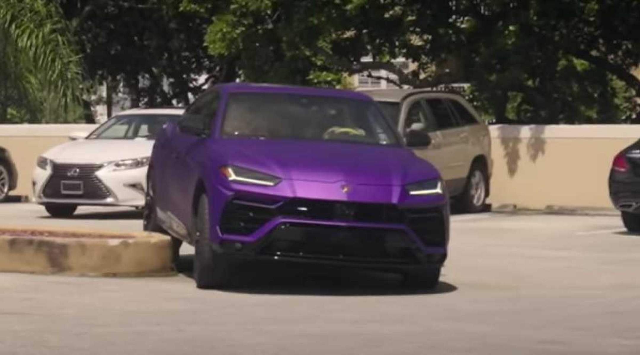 Após bater um Urus em videoclipe, Shakira dará o carro a um fã