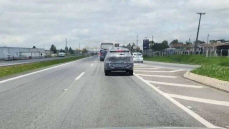 Novo SUV da Renault foi flagrado em testes nos arredores da fábrica da marca -  (crédito: Reprodução/Instagram/Placaverde)