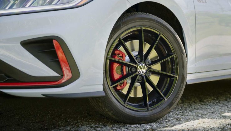 As rodas pretas fazem um belo contraste com o restante do carro -  (crédito: Divulgação: Volkswagen)