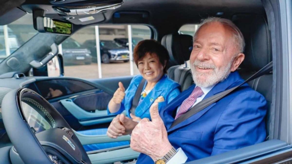 Lula se reúne com executivos da BYD e conhece SUV chinês BYD Yangwang u8
