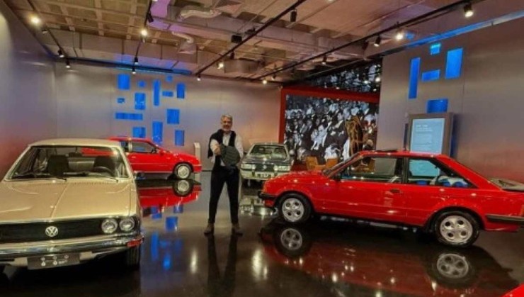 William Bonner ao lado de seus antigos xodós no Museu CARDE, em Campos do Jordão, no interior de São Paulo