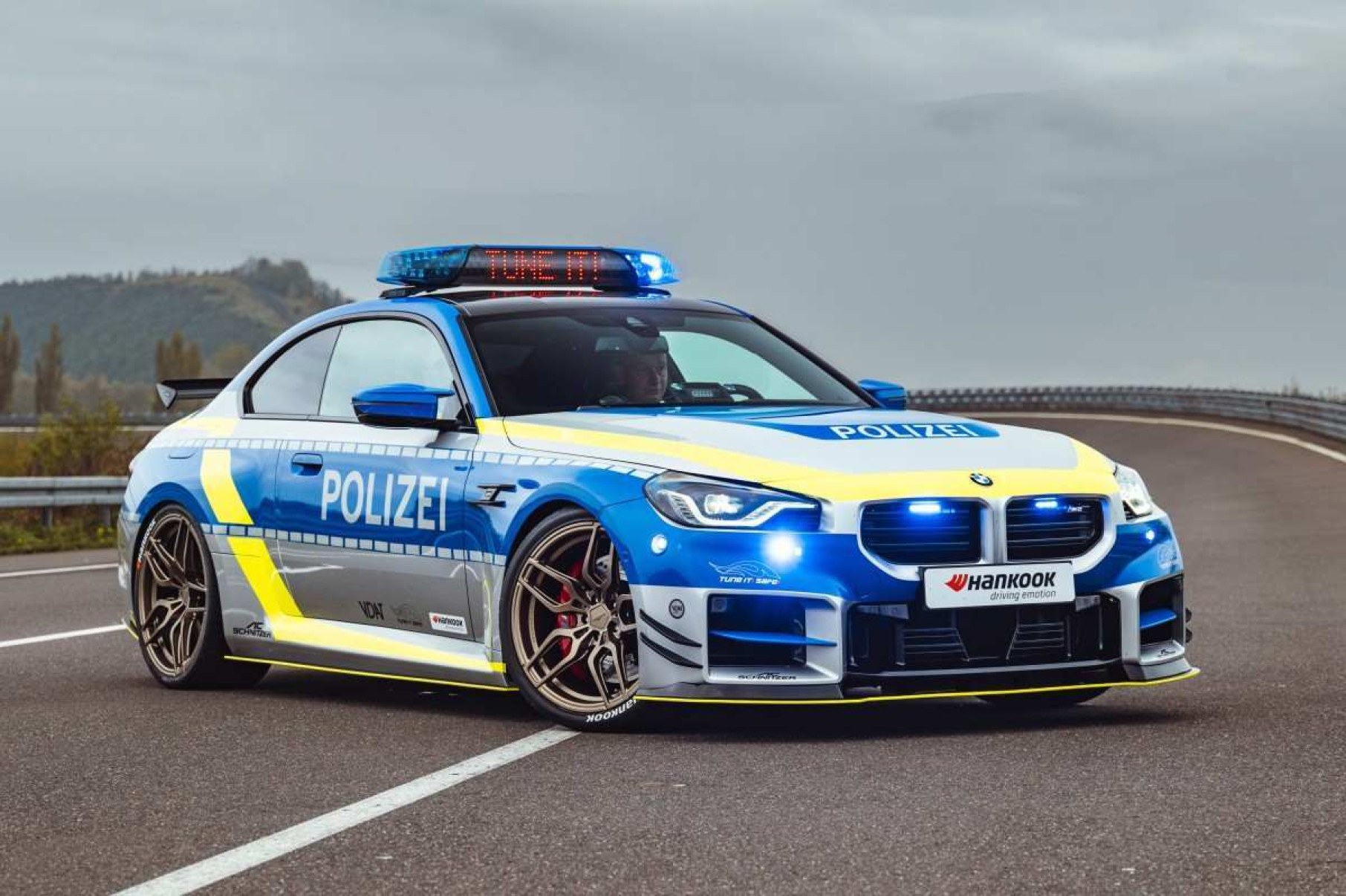 BMW M2 transformada em viatura