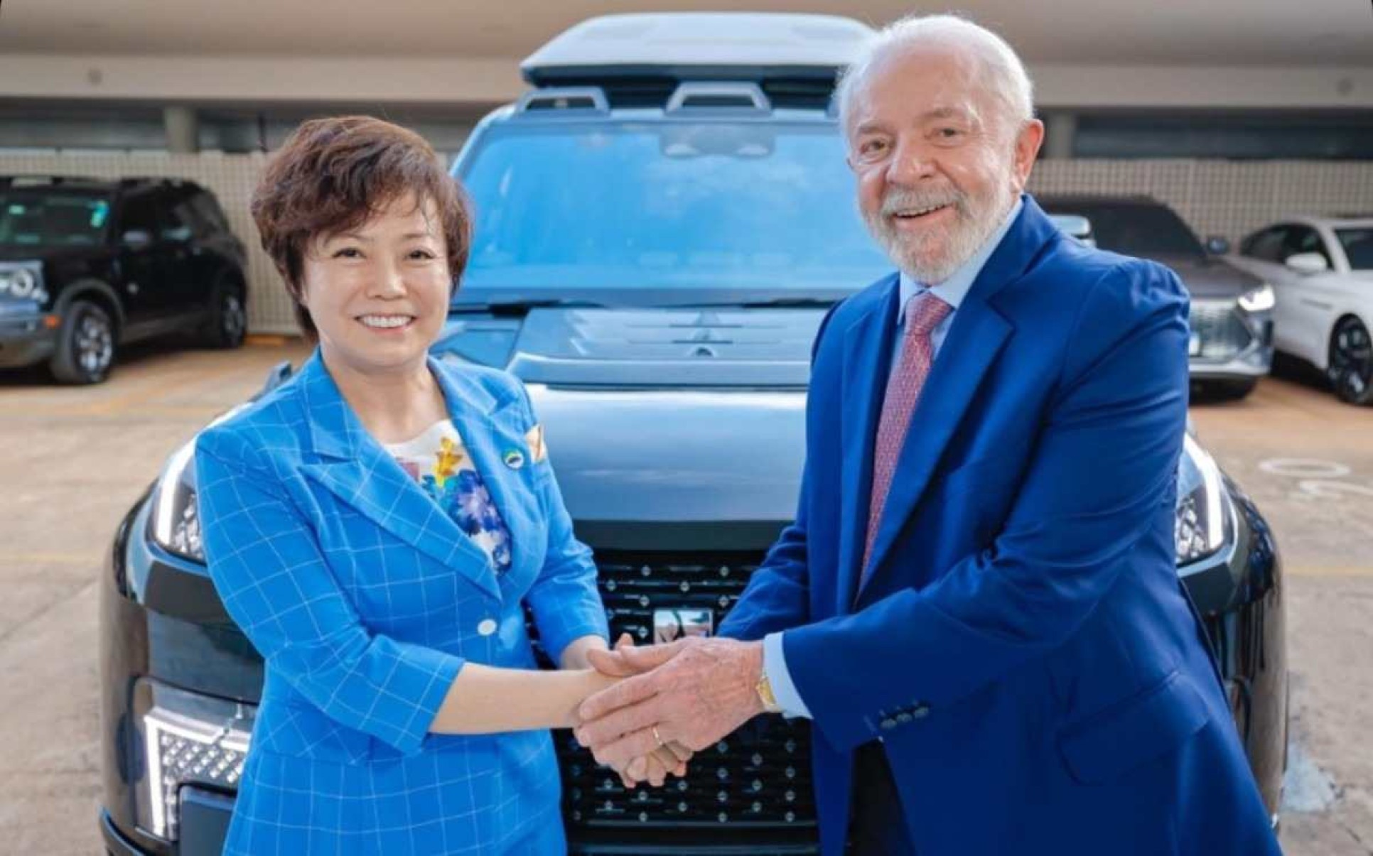 Lula se reúne com executivos da BYD e conhece SUV chinês BYD Yangwang u8