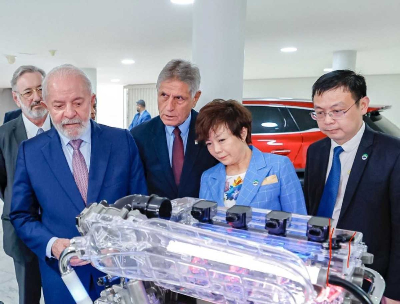 Lula se reúne com executivos da BYD e conhece SUV chinês BYD Yangwang u8