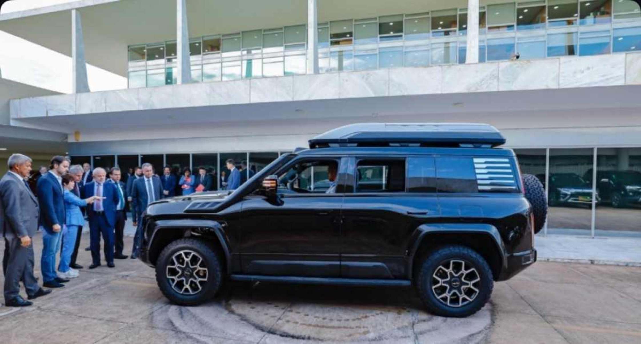 Lula se reúne com executivos da BYD e conhece SUV chinês BYD Yangwang u8
