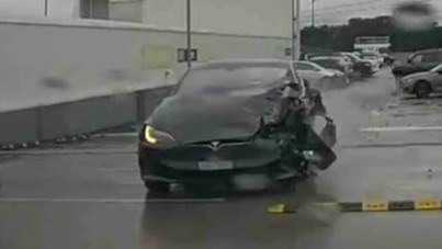 Vídeo: Tesla bate em outros carros e despenca de estacionamento 