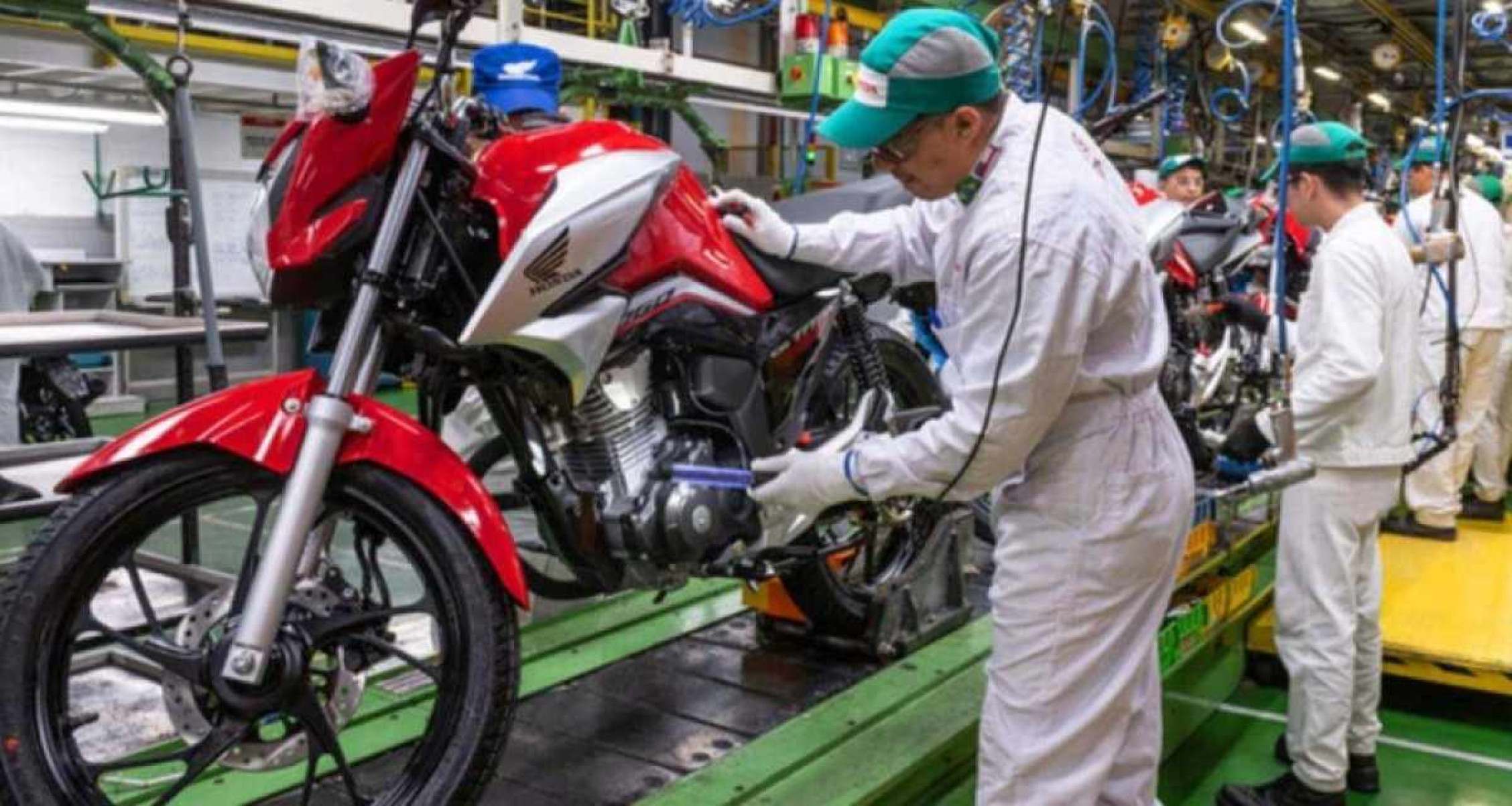 Honda produz motocicletas no Brasil na fábrica de Manaus