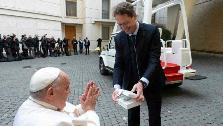 Papa Francisco recebeu as chaves do G580 das mãos de Ola Källenius, CEO da Mercedes-Benz