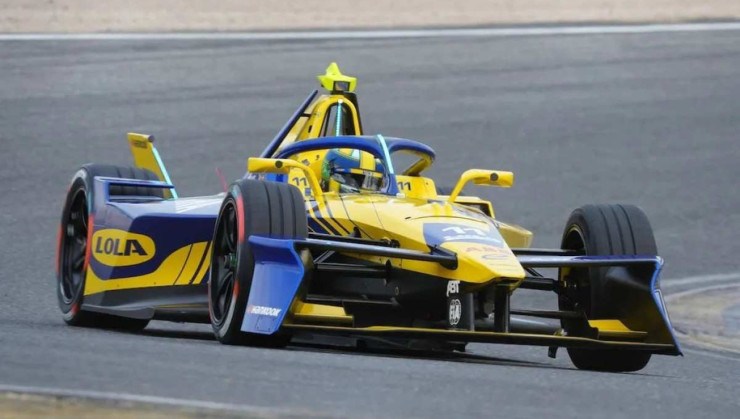 Lucas di Grassi a bordo do carro da Lola-Yamaha Abt