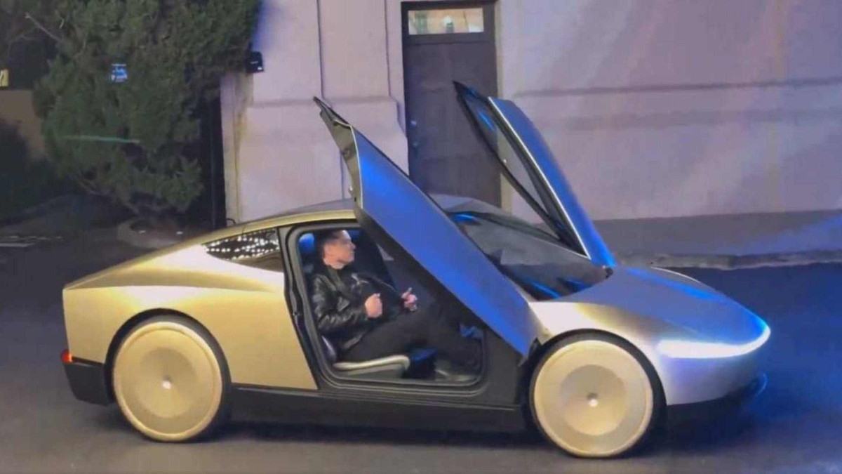 Elon Musk entrando no carona do veículo sem piloto