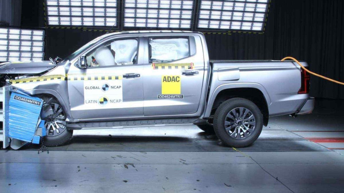 Mitsubishi L200 Triton durante o teste de colisão frontal