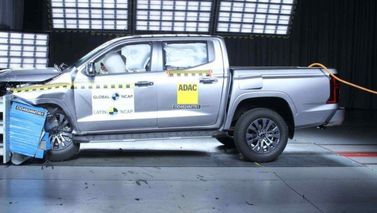 Mitsubishi L200 Triton durante o teste de colisão frontal -  (crédito: Divulgação: Latin NCAP)