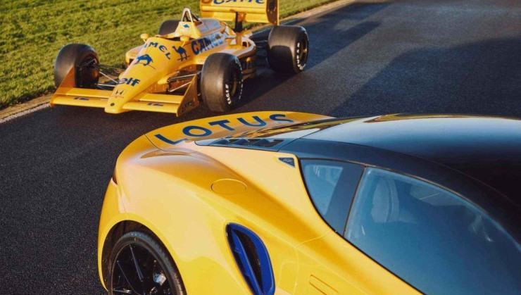 Lotus Emira e Lotus 99T de Ayrton Senna