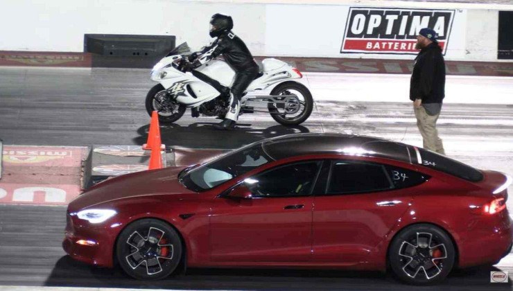Tesla Model S Plaid e Hayabusa alinhados