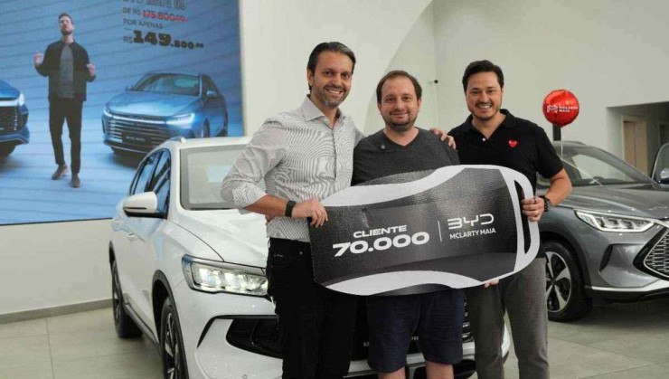 Entrega de um BYD Song Pro ao comprador Rodrigo Ticianelli -  (crédito: Divulgação/BYD)