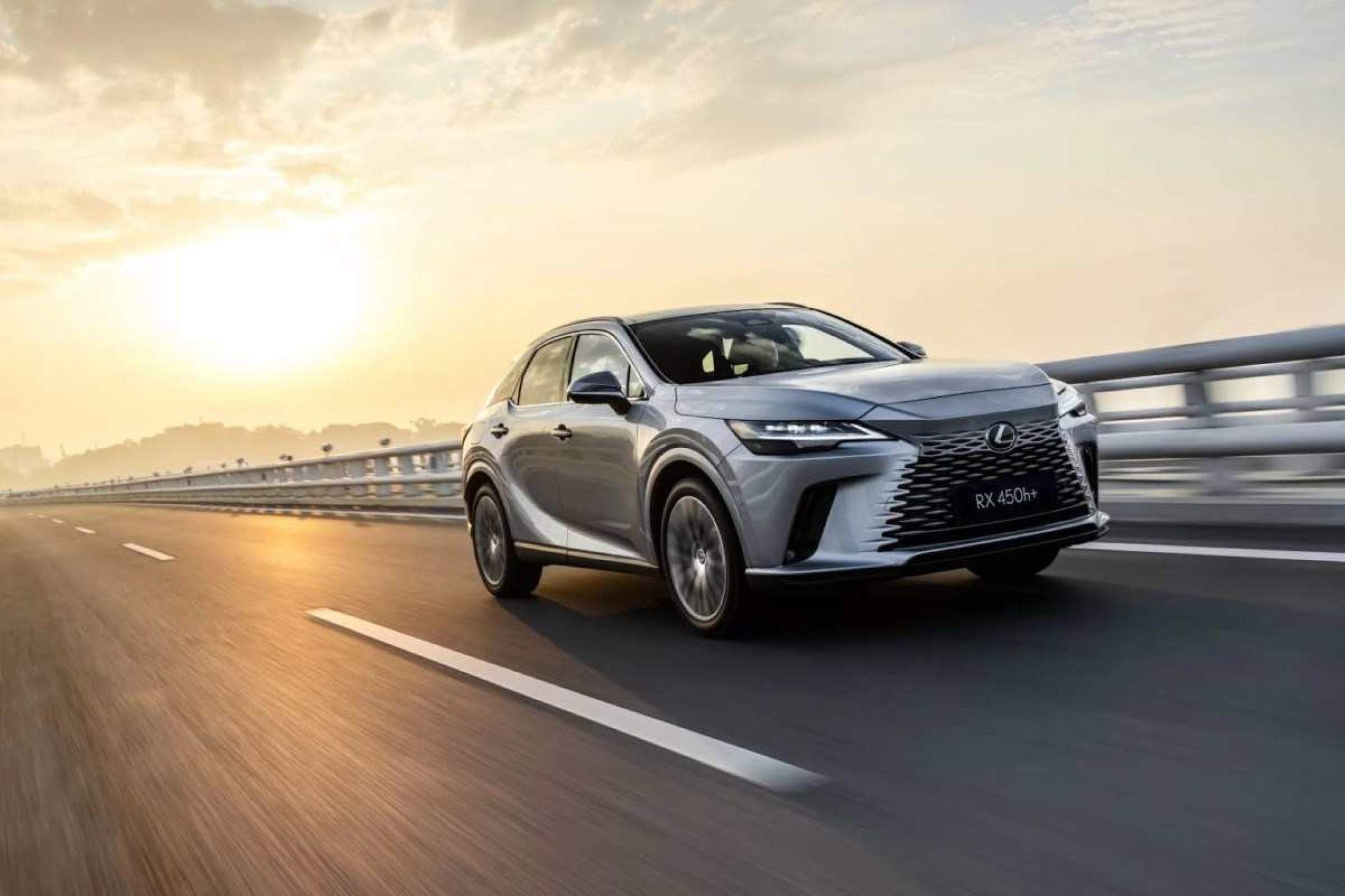 Lexus RX 450h+ com ótimo conjunto e preço alto