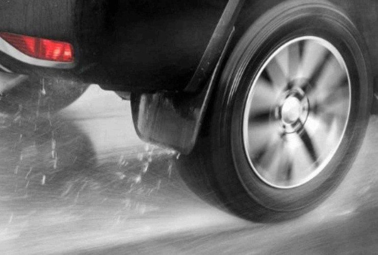Pneus deixam de tocar o solo durante aquaplanagem