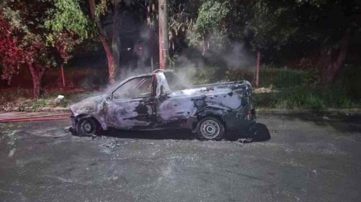 Carro pegou fogo em Montes Claros, no interior de Minas Gerais