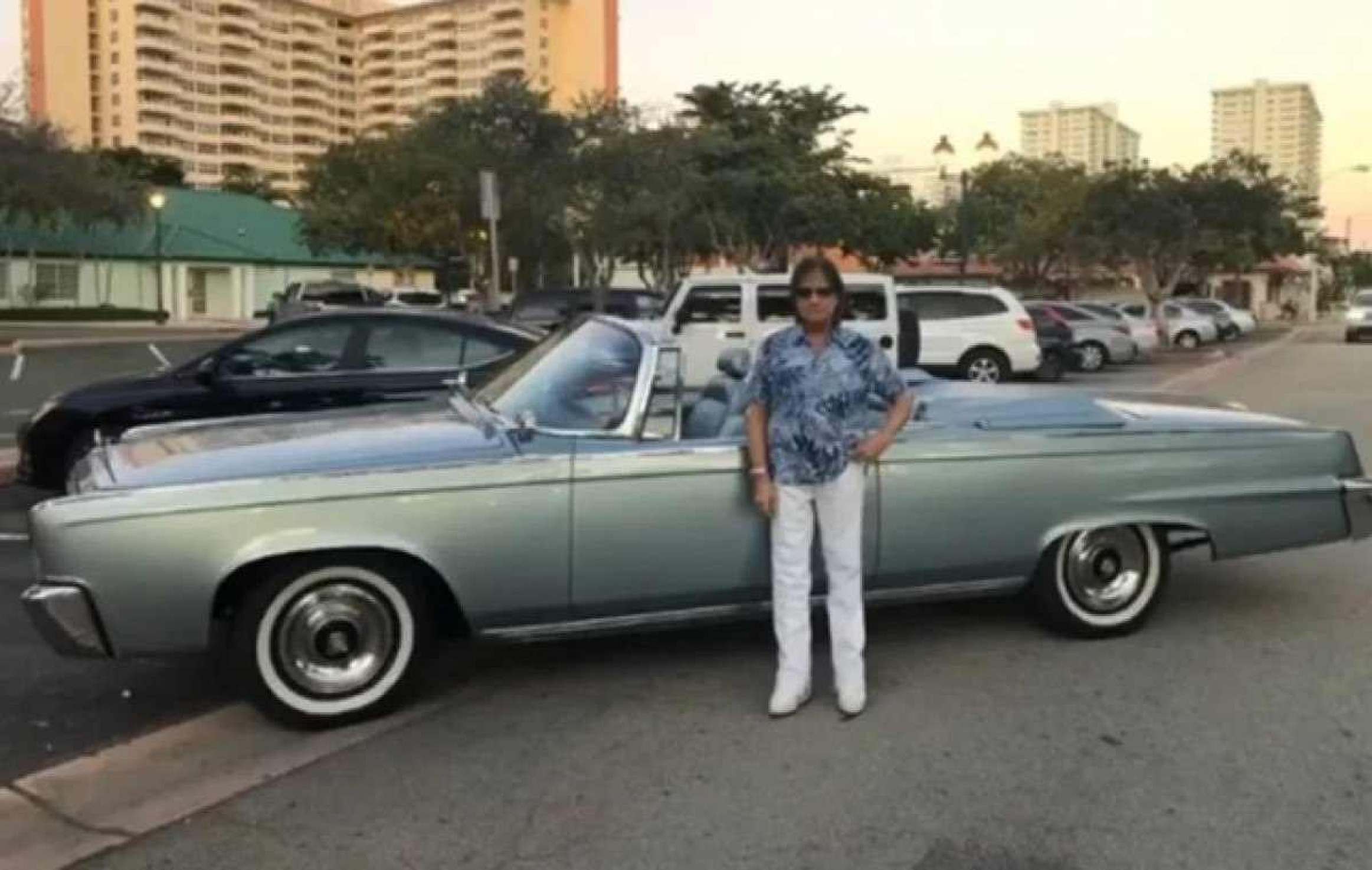 Roberto Carlos com seu Chrysler