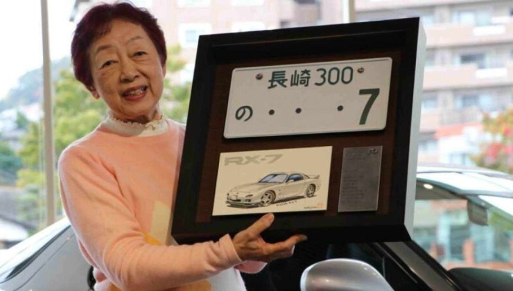 Naoko Nishimoto recebendo homenagem por seu carro