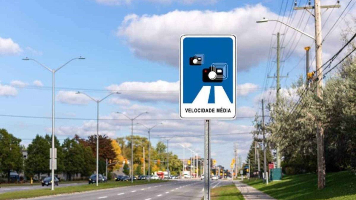 Placa indicando a &aacute;rea onde est&atilde;o os radares de velocidade m&eacute;dia