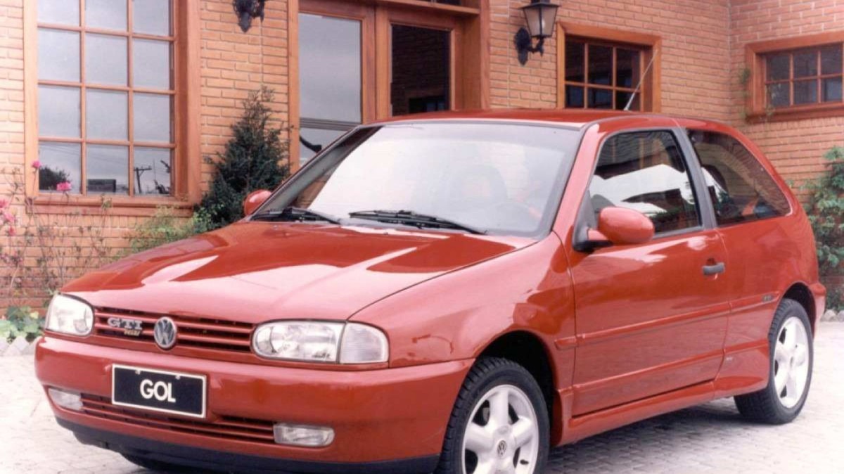 Volkswagen Gol GTI 16 válvulas e a tradicional bolha no capô