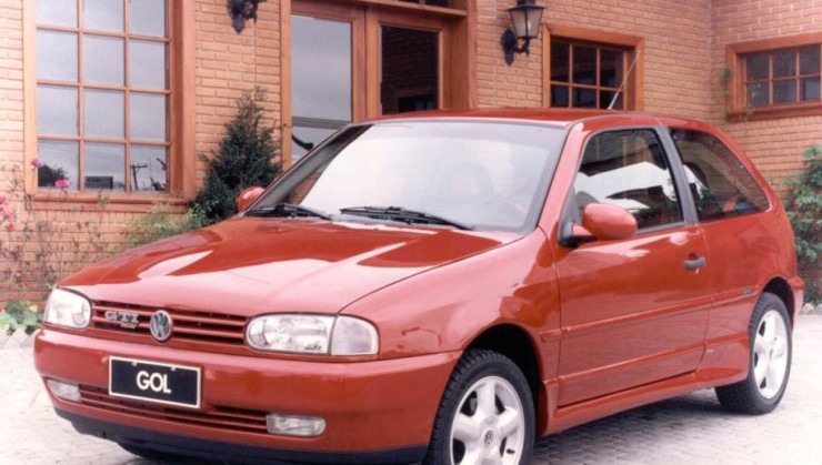 Volkswagen Gol GTI 16 válvulas e a tradicional bolha no capô