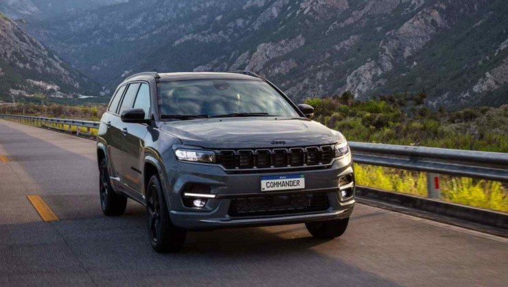 Jeep Commander Blackhawk 2024 preto passando por uma estrada -  (crédito: Divulgação: Jeep / Pedro Brito)