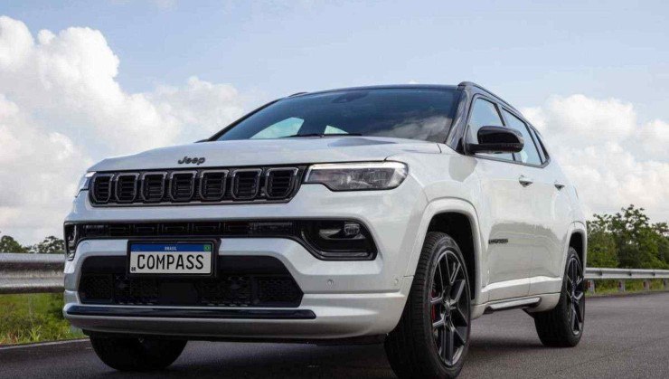 Jeep Compass Blackhawk 2024 branco visto de frente da altura das rodas