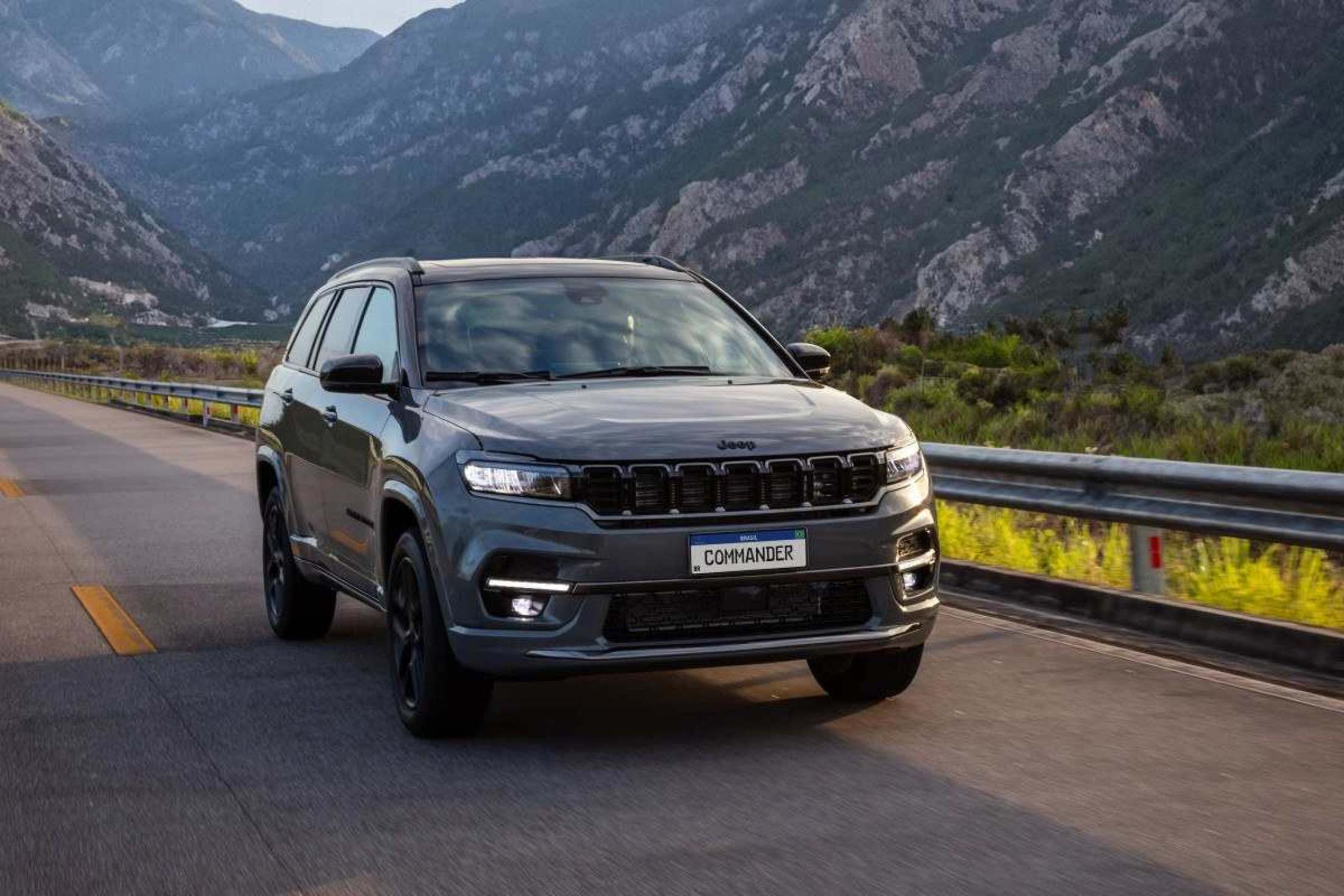 Jeep Commander Blackhawk 2024 preto passando por uma estrada