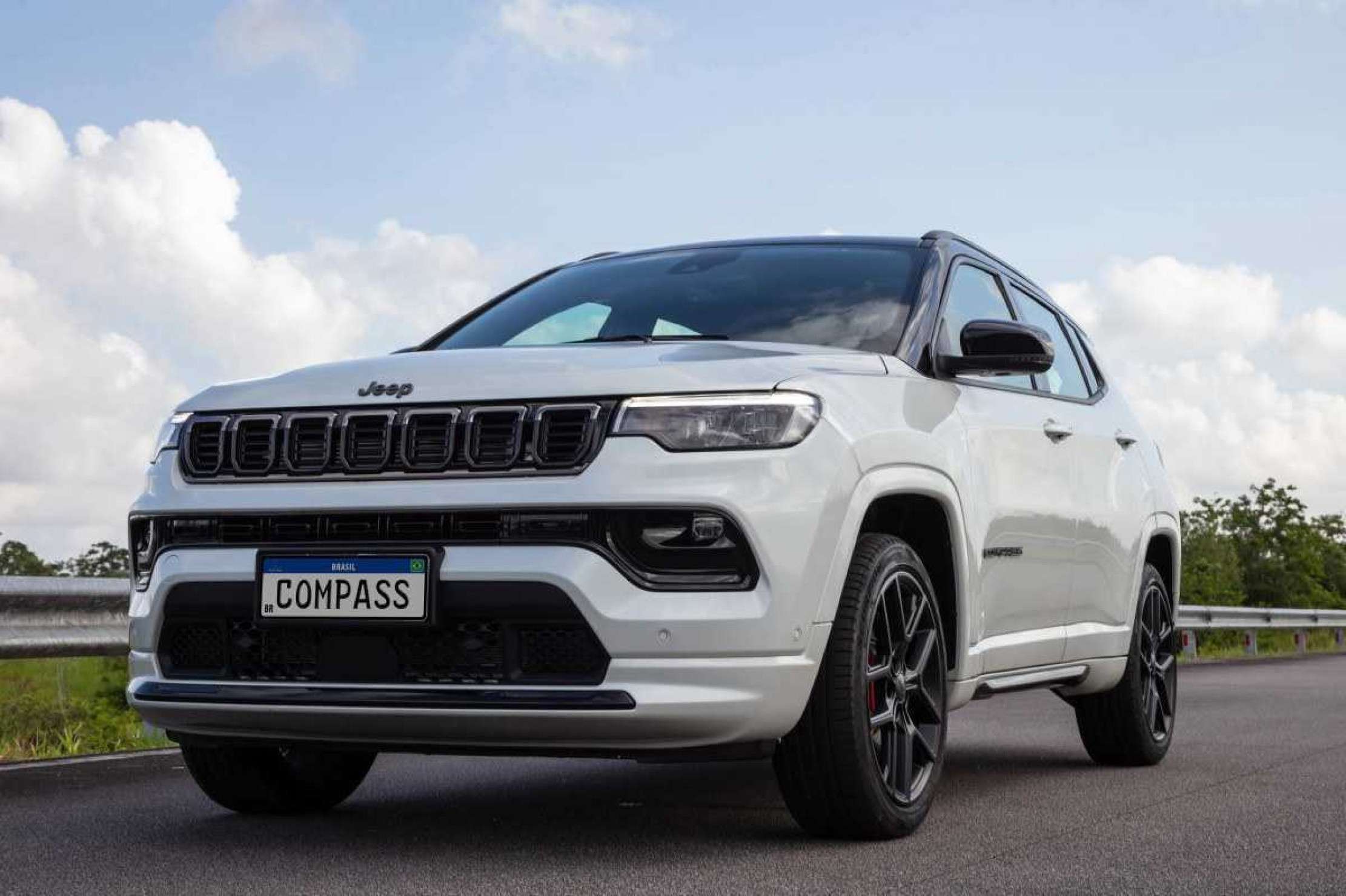 Jeep Compass Blackhawk 2024 branco visto de frente da altura das rodas