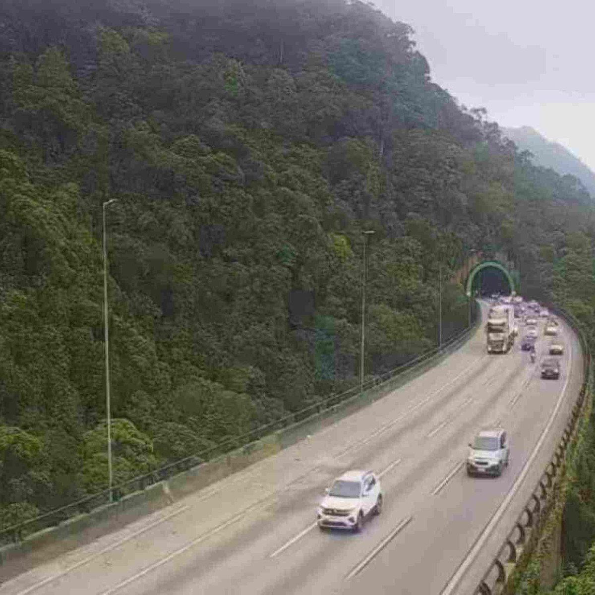 Trecho da serra na Rodovia dos Imigrantes, em São Paulo