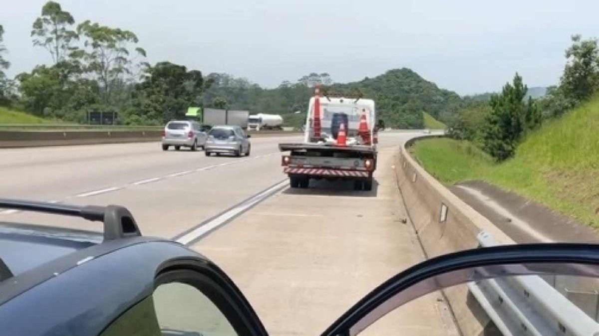 Chevrolet Celta parado no acostamento da rodovia aguardando o guincho