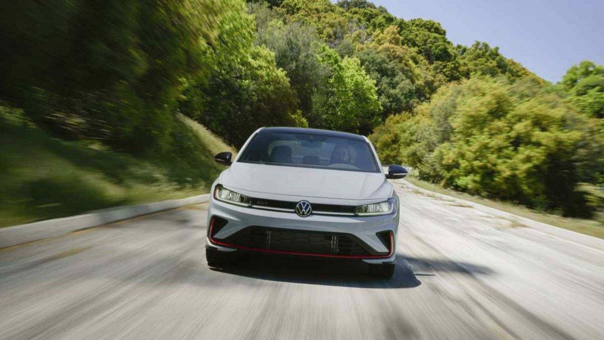 Volkswagen Jetta GLI 2025 branco de frente andando em uma estrada