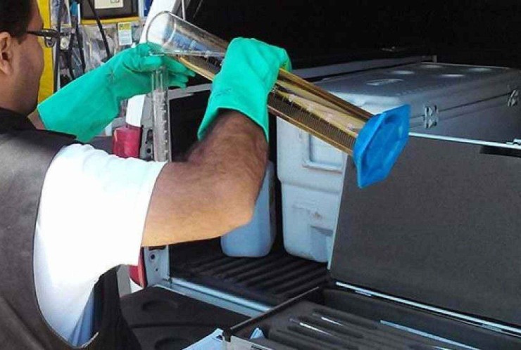 Agente da ANP fazendo a vistoria da gasolina em um posto de combustível