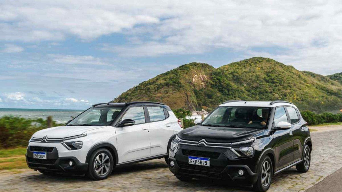 Dois hatches Citroën C3 estacionados nas cores preta e branca