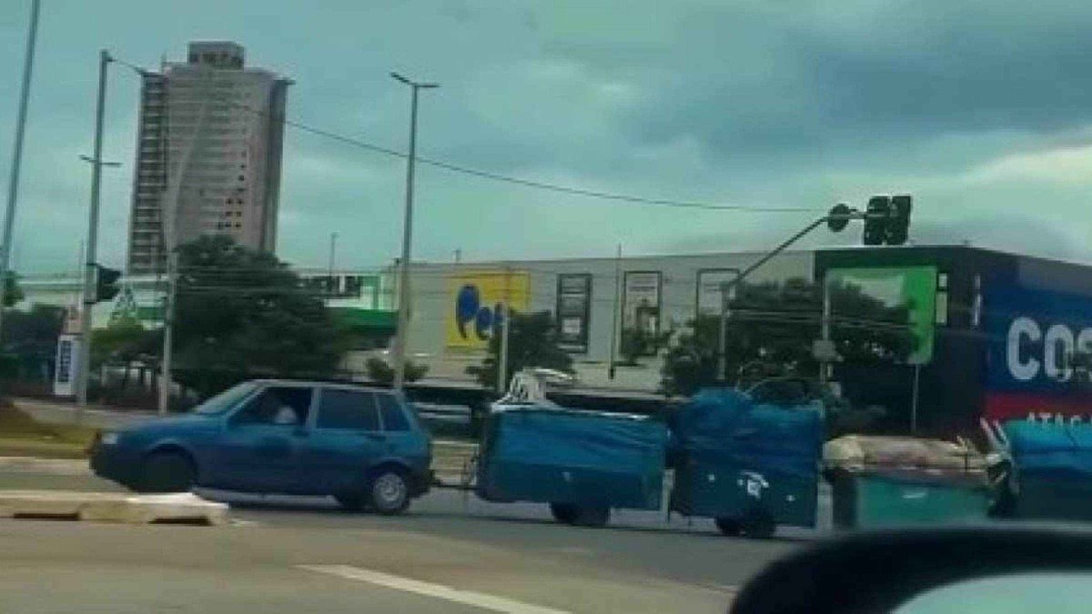 Fiat Uno rebocando 8 caçambas em Goiânia