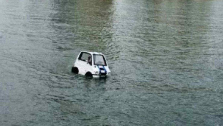 Carro anfíbio dirigindo no mar