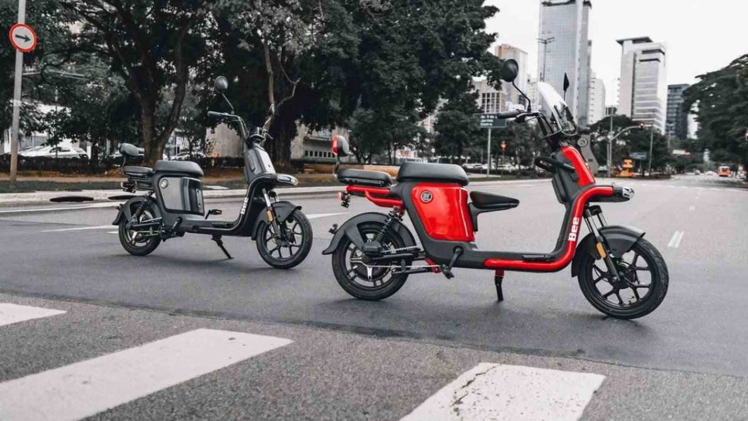 Duas bikes elétricas Bee S1 preta e vermelha