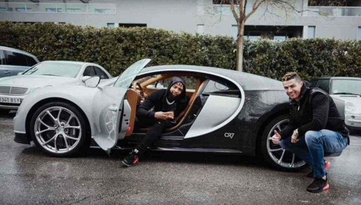 Cristiano Ronaldo ao lado do Bugatti Chiron personalizado com suas iniciais