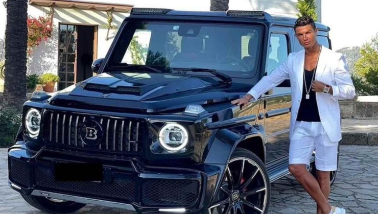 Cristiano Ronaldo ao lado de seu Mercedes G63 AMG Brabus