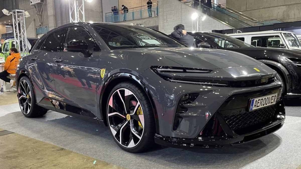 Toyota Crown Sport preta modificada para ficar semelhante a Ferrari Purosangue