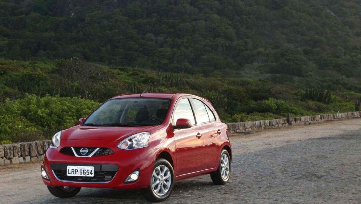  Nissan March vermelho