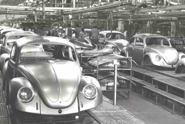 Linha de montagem do Fusca em S&atilde;o Bernardo do Campo na f&aacute;brica da Rodovia Anchieta