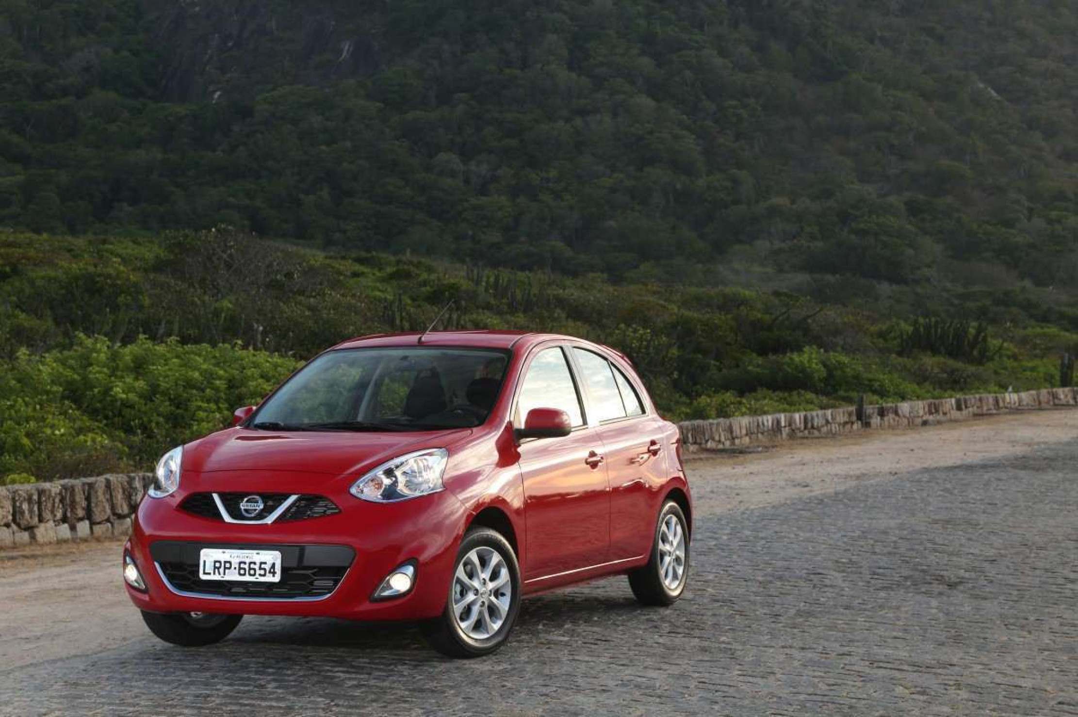     Nissan março vermelho