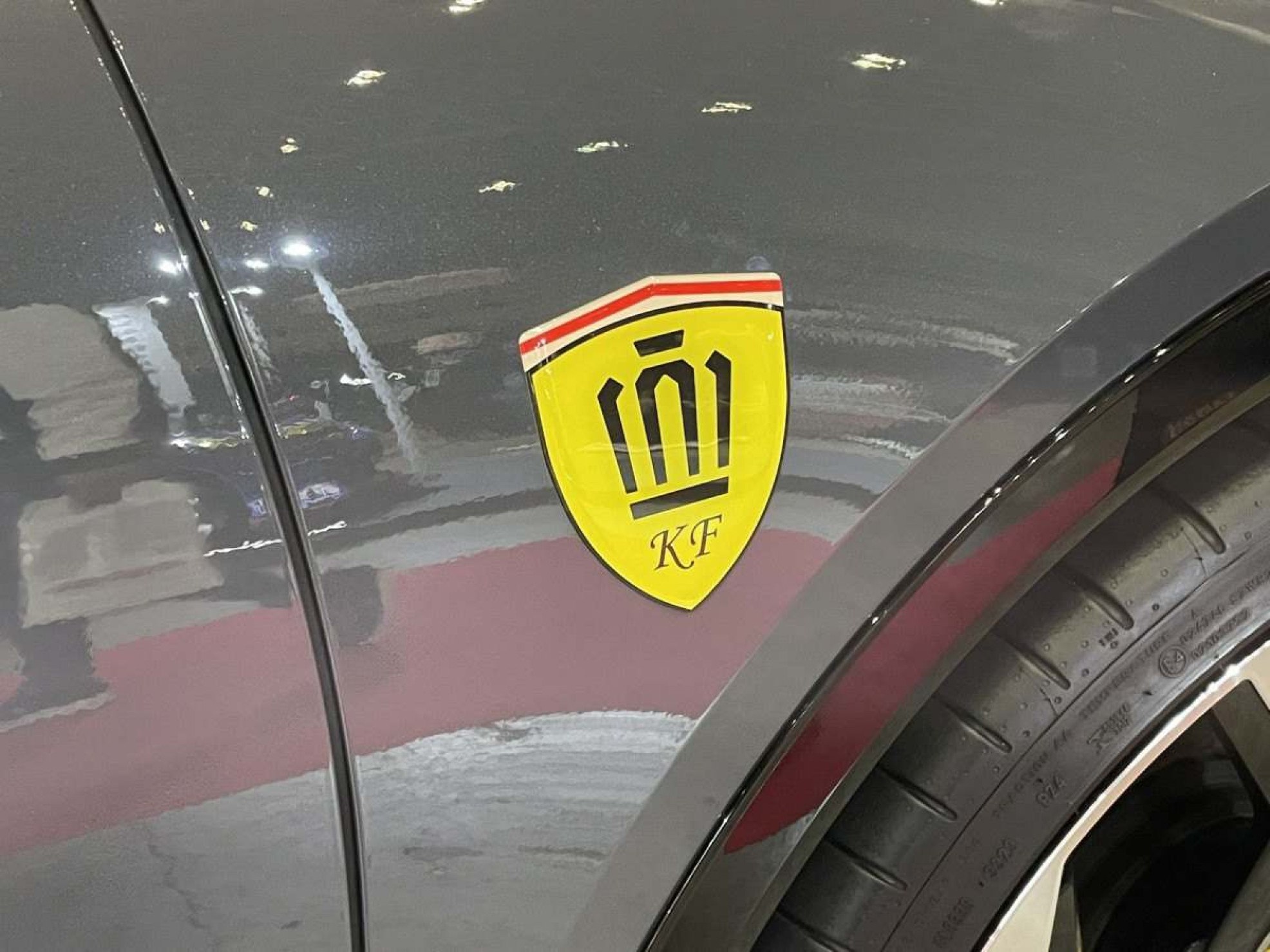 Emblema amarelo e vermelho remetendo a Ferrari