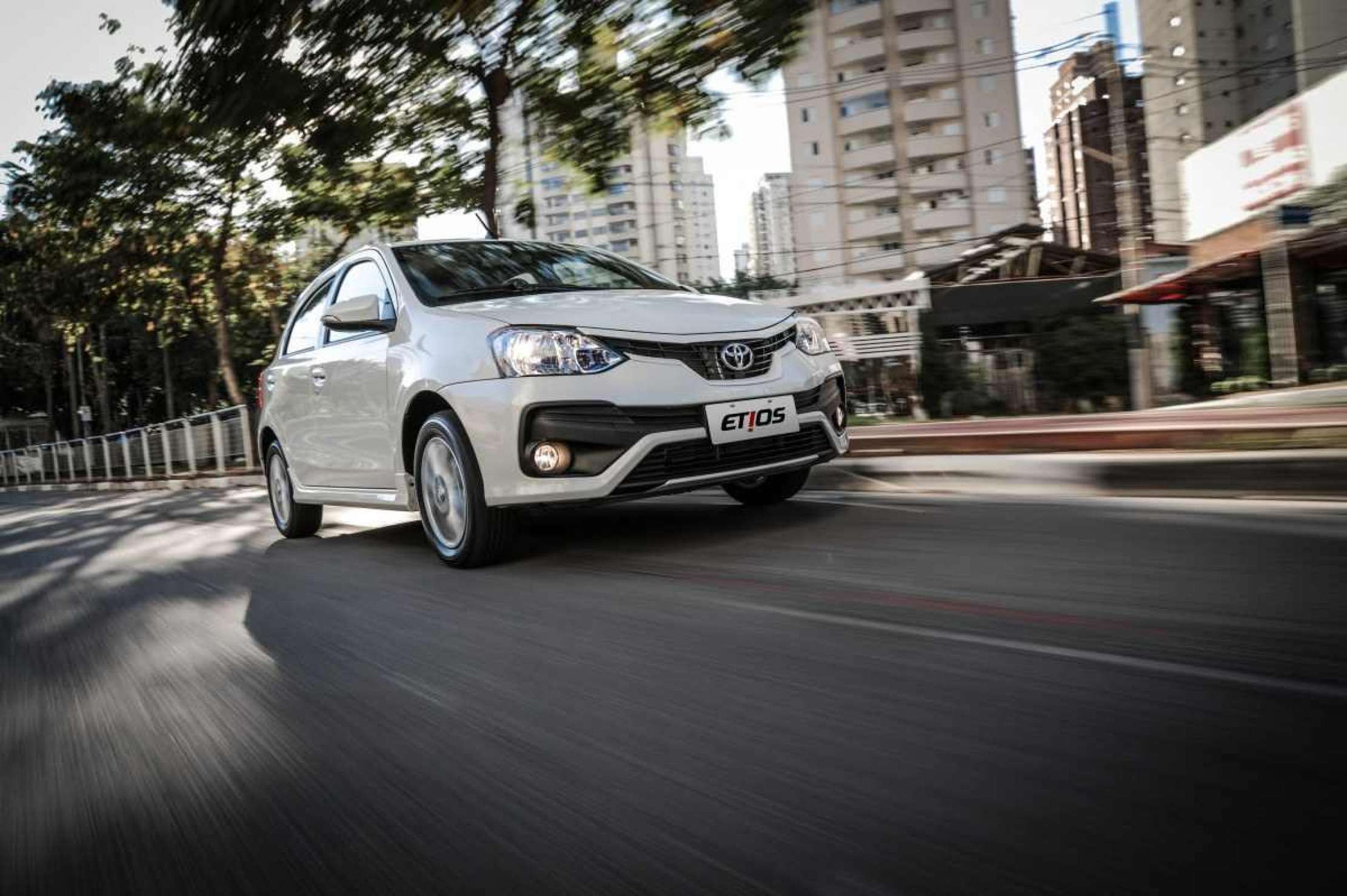 Toyota Etios branco